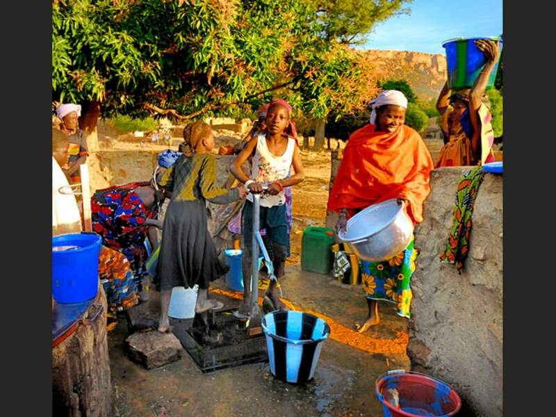 Oumou et Abiba, âgées de 11 ans, vont puiser l'eau dans l'un des trois puits de Yendouma (Mali)