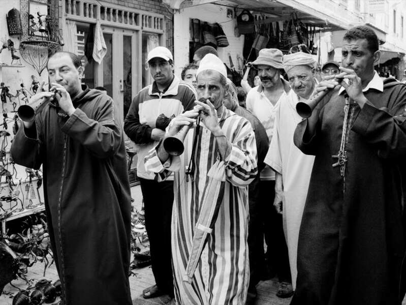 Des Hamadcha jouent de la ghaita dans les rues d'Essaouira, au Maroc.