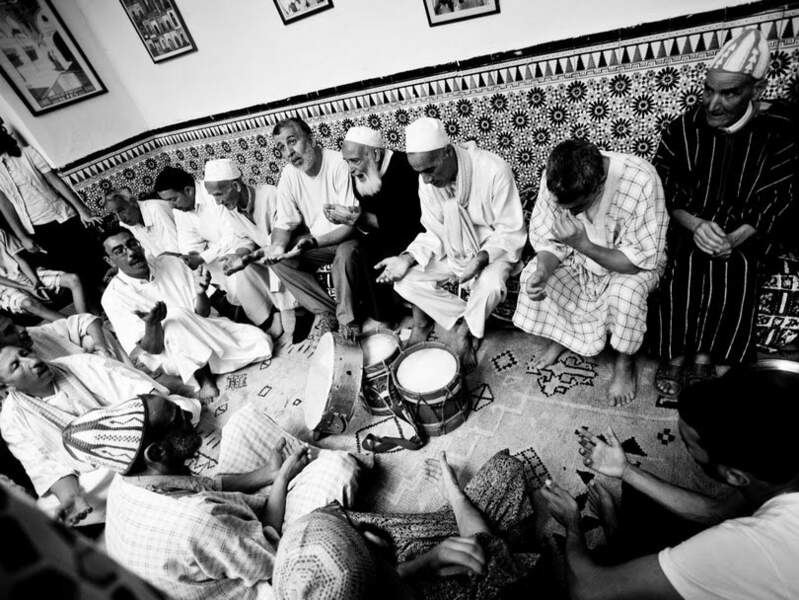 Les participants au moussem d'Essaouira (Maroc) se réunissent.
