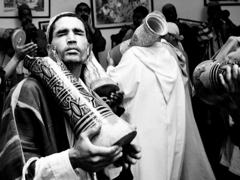 Un musicien sur le point d'entrer en transe, à Essaouira, au Maroc.