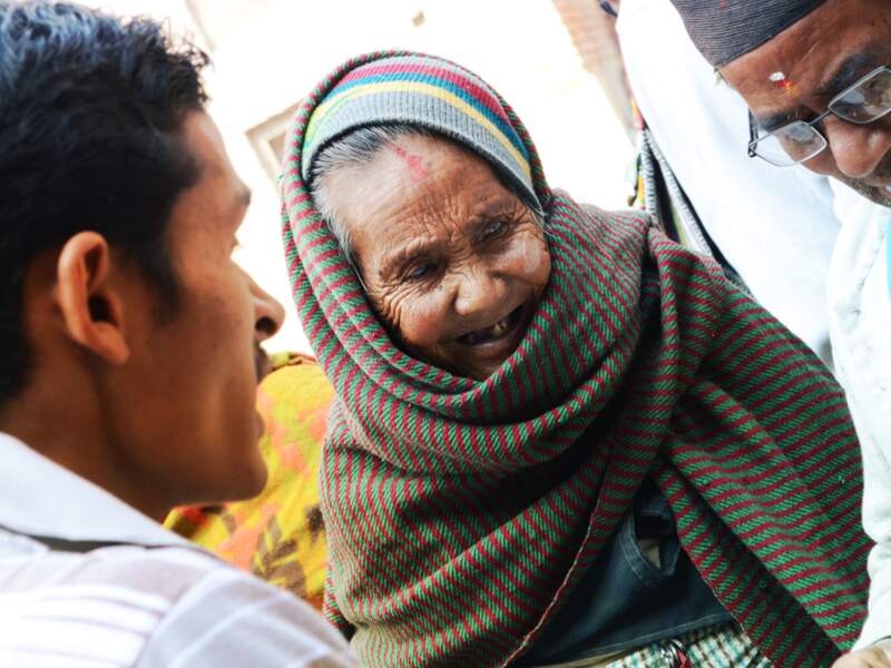 Au marché de Bhaktapur au Népal, une vielle dame aveugle