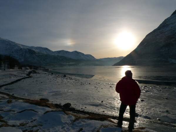 Contemplation des eaux du Kafjord, Norvège