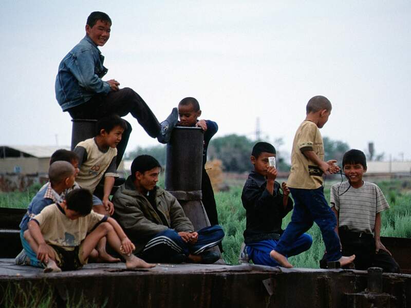 Enfants dans les rues de Muynak