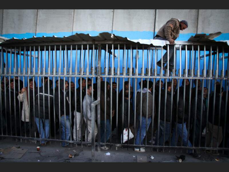 Au checkpoint de Bethléem, en Cisjordanie, des travailleurs palestiniens attendent de pouvoir passer en Israël.