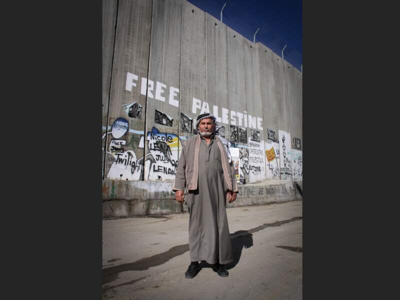 Un homme au pied du mur de séparation entre Israël et la Palestine, à Bethléem (Cisjordanie).