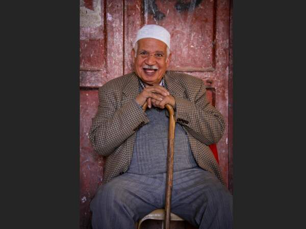 Un vieil homme souriant dans la médina d'Hébron, en Palestine (Cisjordanie).