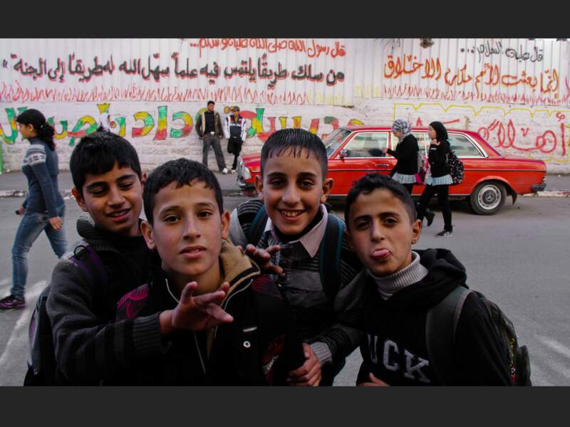 Des enfants sourient dans une rue de Ramallah, en Palestine (Cisjordanie).