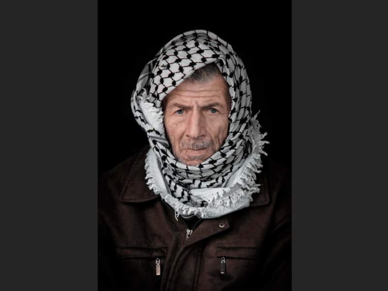 Vieil homme portant un keffieh, à Ramallah, en Palestine (Cisjordanie).