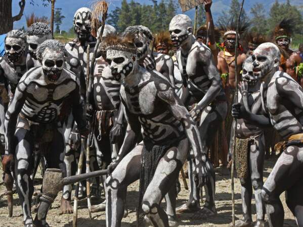 Danse des squelettes chez les Papous, à Mount Hagen, Papouasie-Nouvelle-Guinée