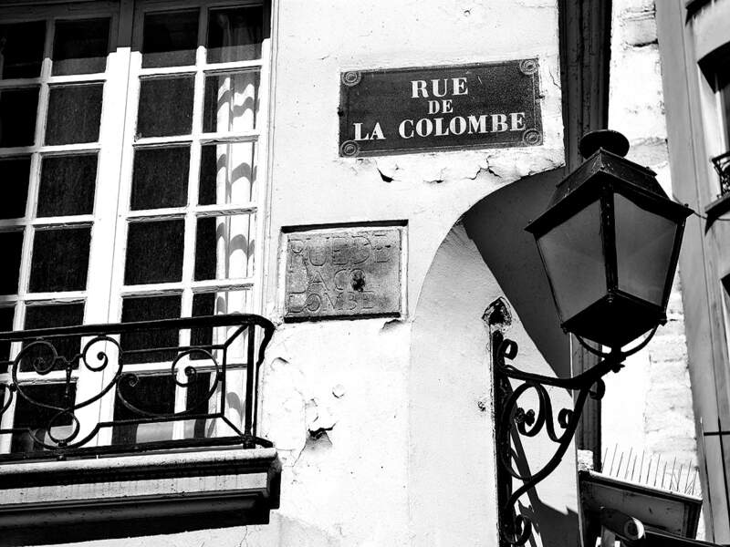 Une plaque ancienne rue de la Colombe, à Paris