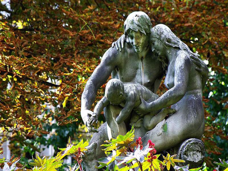 Statue des Joies de la famille au Jardin du Luxembourg, à Paris