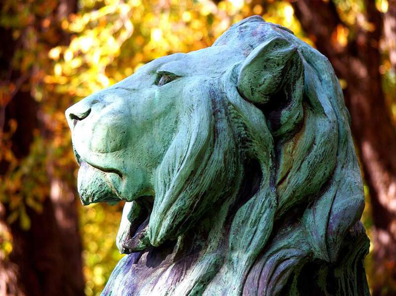 Statue du Lion de Nubie et sa proie au Jardin du Luxembourg, à Paris