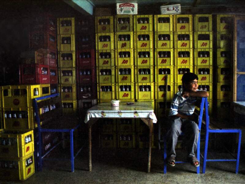 Un enfant dans un magasin à Bandar Torkaman, dans la province du Golestan, en Iran