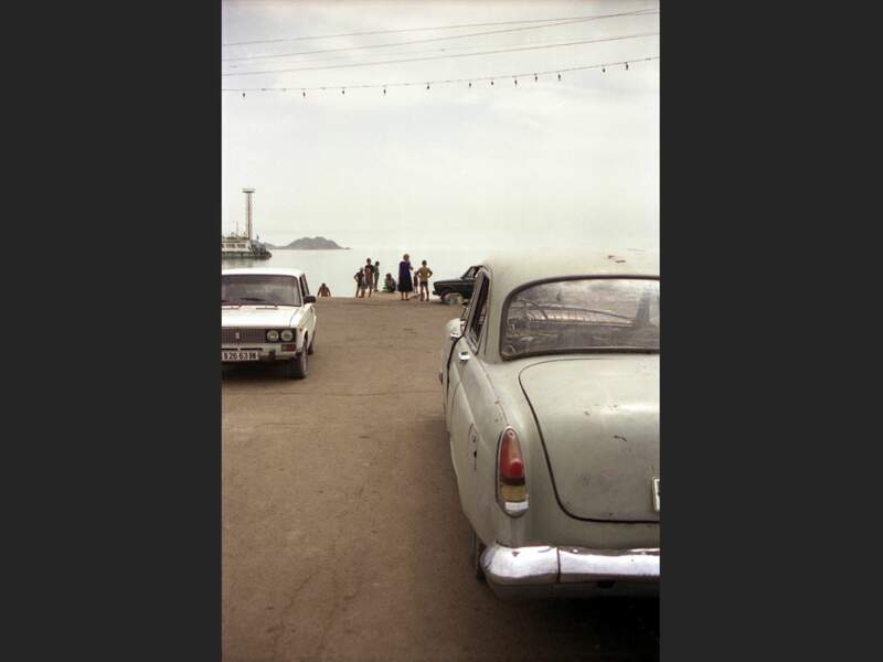 De vieilles voitures près du port de Turkmenbasy, dans la province de Balkan, au Turkménistan