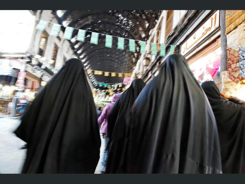 Des femmes voilées dans le souk de Damas, en Syrie. 