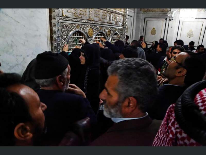 Dans la grande mosquée des Omeyyades, à Damas (Syrie), des fidèles se bousculent pour toucher le tombeau de Hussein.