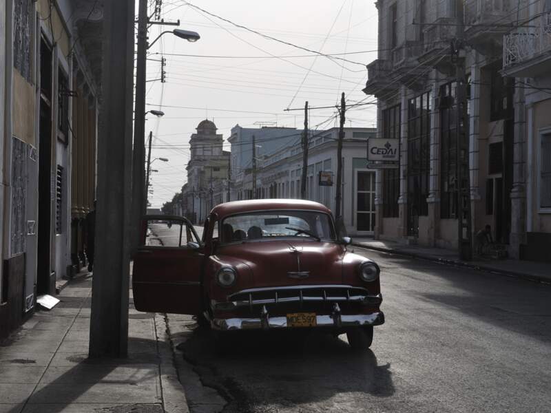 Rue en contre-jour à Cienfuegos, à Cuba
