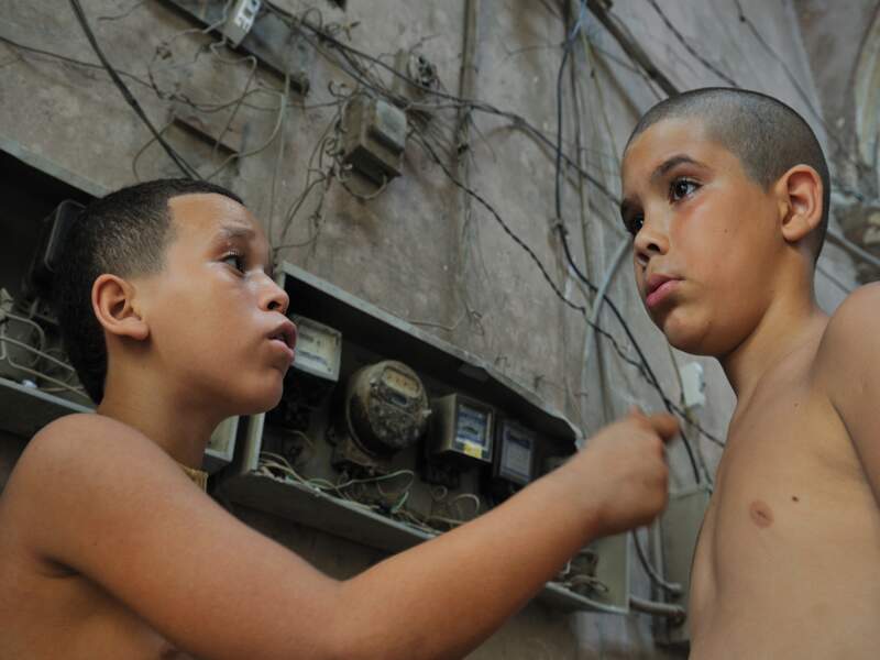 Jeu de billes entre enfants, dans une rue de La Havane à Cuba.
