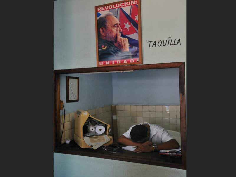 Sieste d’un agent de la gare de bus de Trinidad, à Cuba