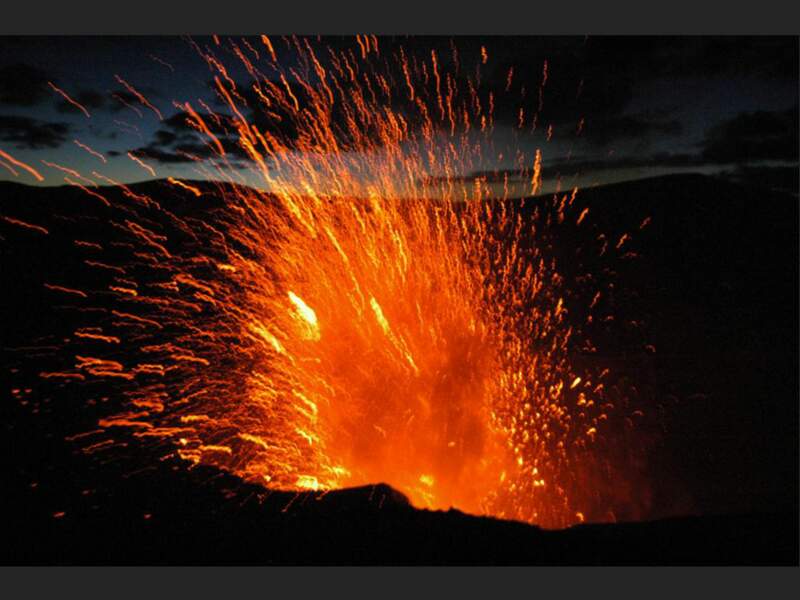 Le volcan Yasur est entré en éruption (île de Tanna, archipel du Vanuatu).