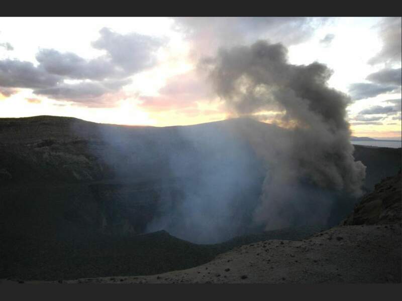 Des vapeurs sortent du cratère du volcan Yasur, sur l’île de Tanna (archipel du Vanuatu).