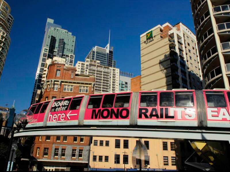 Le monorail traverse le centre-ville de Sydney, en Nouvelle-Galles du Sud, en Australie