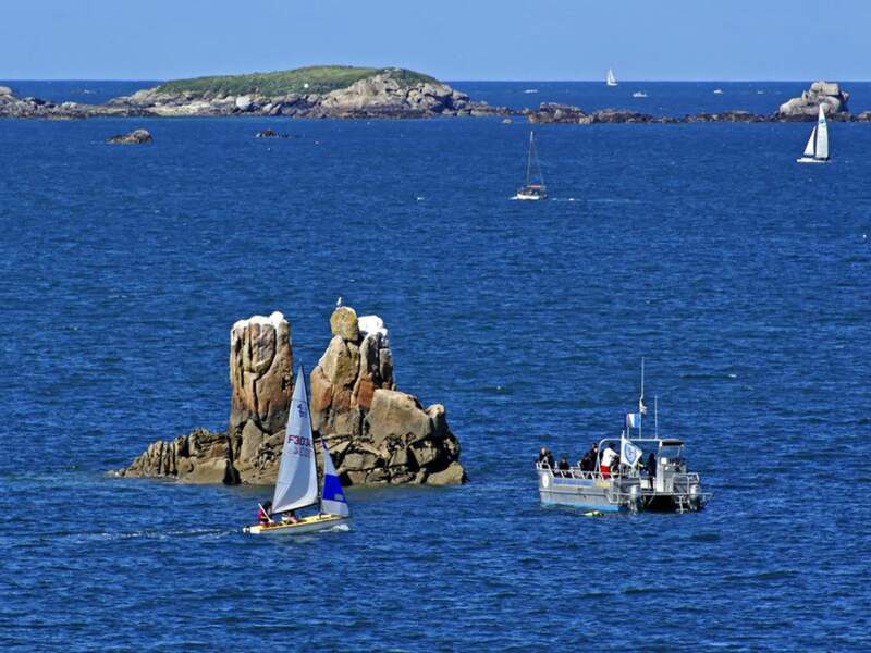 La baie de Morlaix est parsémée d'îles et de rochers (Finistère, France). 