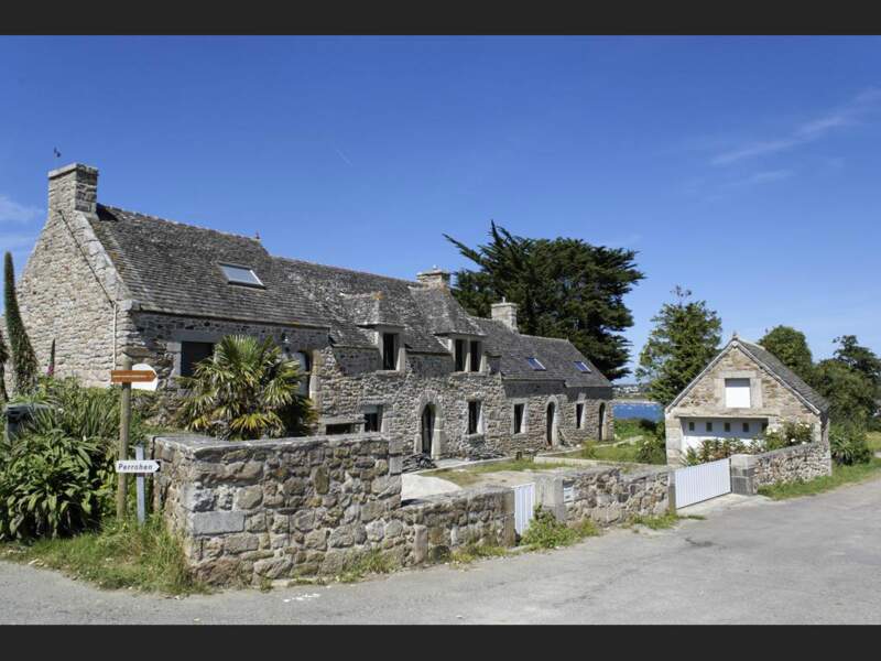 Les jolies maisons bretonnes sur le chemin de Primel, dans le Finistère (France).
