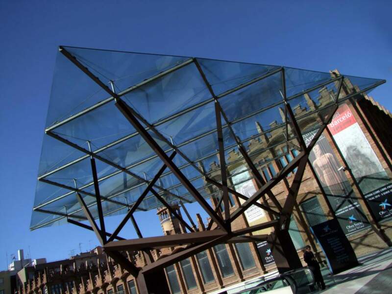 Le centre culturel du Caixa Forum de Barcelone se trouve dans une ancienne usine de style Art nouveau.