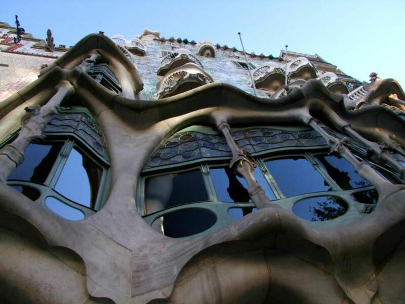Située dans le quartier de l'Eixample, à Barcelone (Espagne), la Casa Batlló est l'une des plus célèbres réalisations de l'architecte Antoni Gaudí.