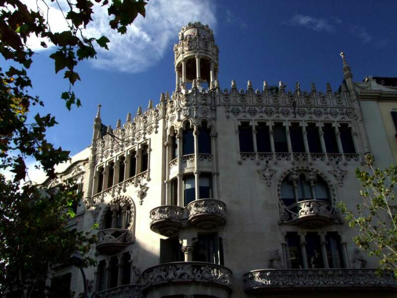 La Casa Lleó Morera est une des trois maisons qui forment la Illa de la Discòrdia, à Barcelone, en Espagne.