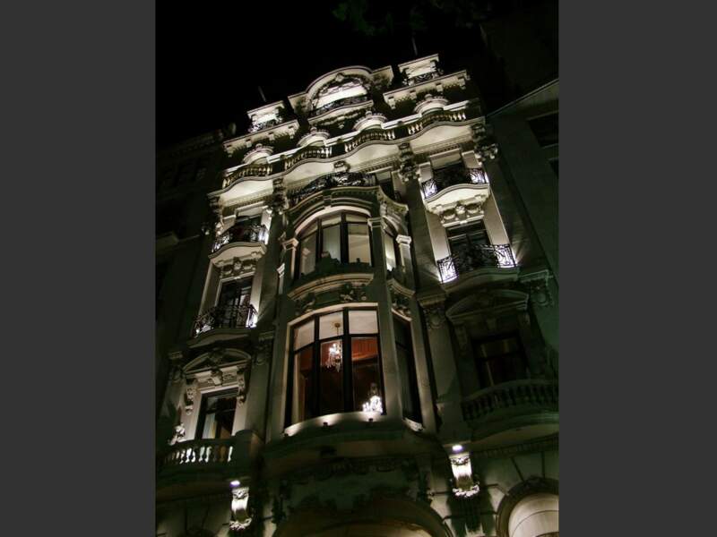 Une façade éclairée du quartier Gothique de Barcelone, en Espagne.