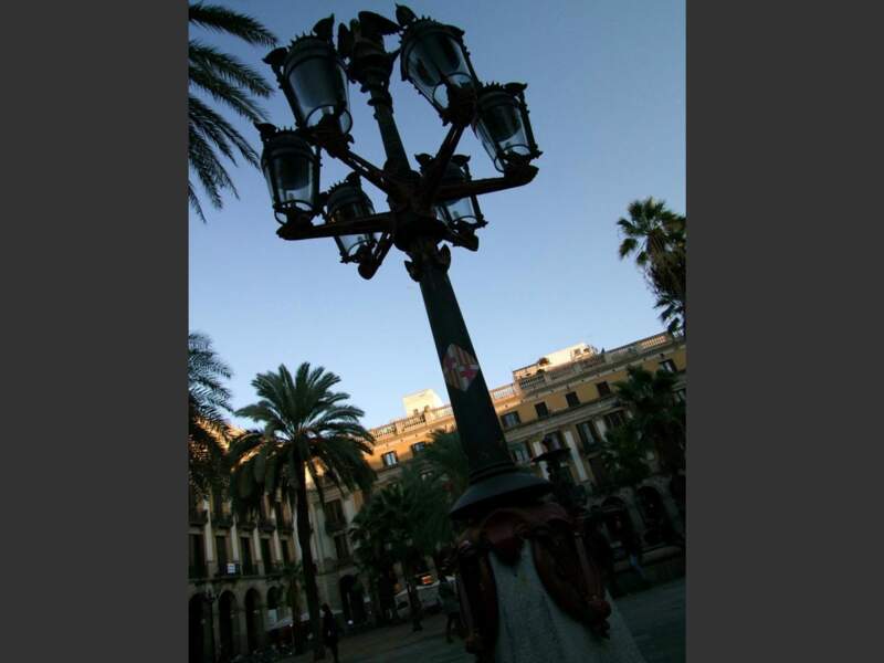 La plaça Reial de Barcelone, en Espagne, est un des endroits les plus animés de la ville.