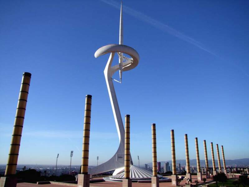 Construite en 1992 sur la colline de Monjuïc, à Barcelone (Espagne), la tour de Calatrava.