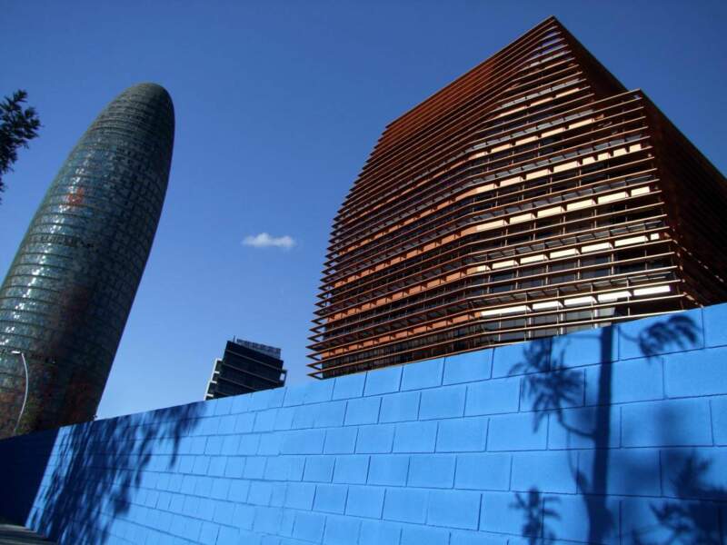La Torre Agbar (ici à gauche) a été dessinée par l'architecte Jean Nouvel, à Barcelone (Espagne).