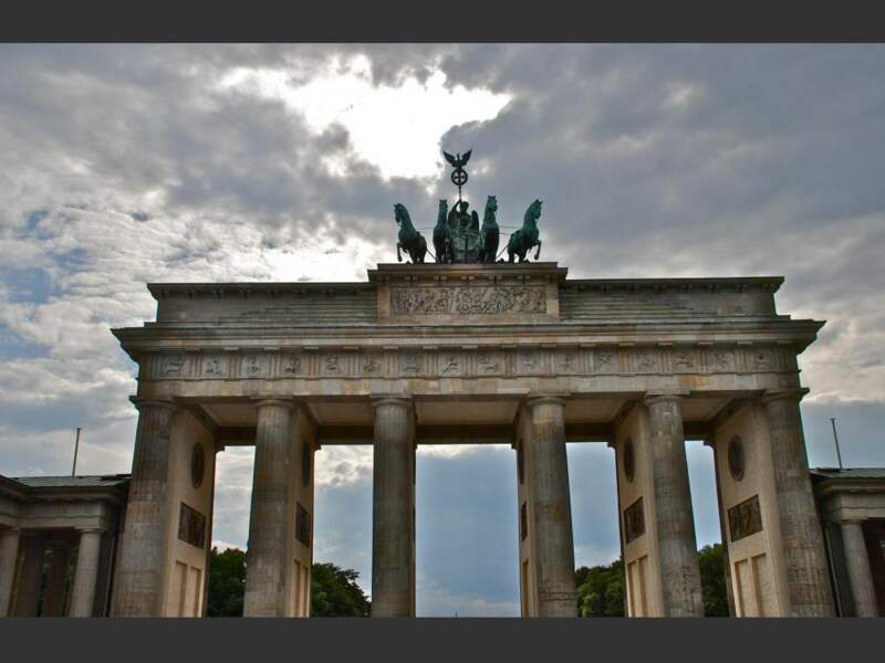 La porte de Brandebourg est le symbole de la réunification de Berlin et de l’Allemagne.