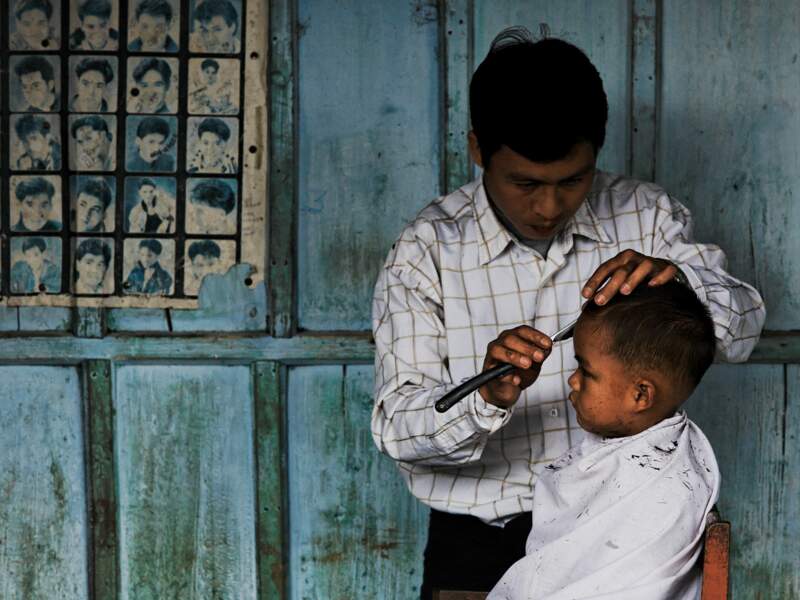 Chez le coiffeur, en Birmanie