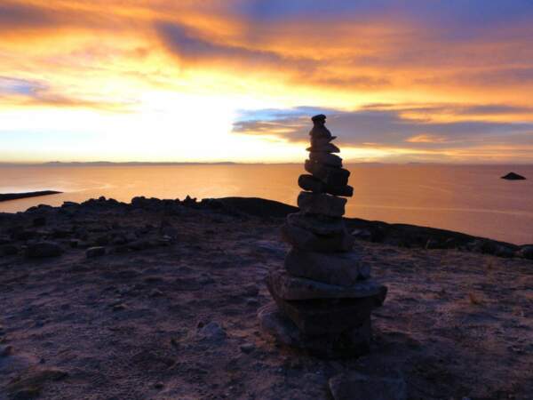 Le sommet du Cerro Thicani au crépuscule, sur l'Isla del Sol, dans la province d'Ingavi, en Bolivie