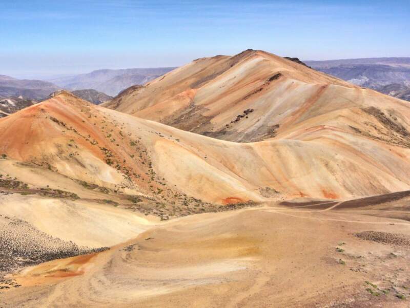 Les couleurs arides du Cerro Milagro, près de Putre, dans la province de Parinacota, au Chili