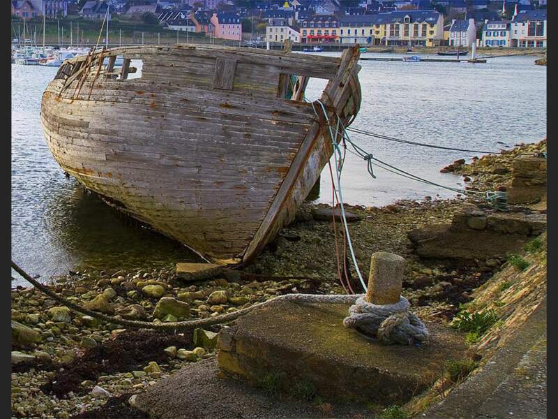 Une épave dans le cimetière de bateaux de Camaret-sur-Mer, dans le Finistère, en Bretagne.