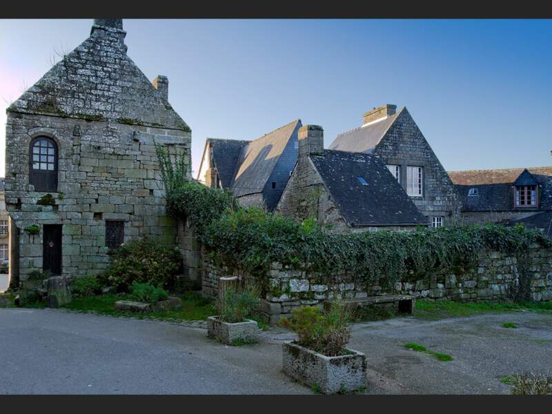 La commune médiévale de Locronan vit principalement du tourisme (Finistère, Bretagne).