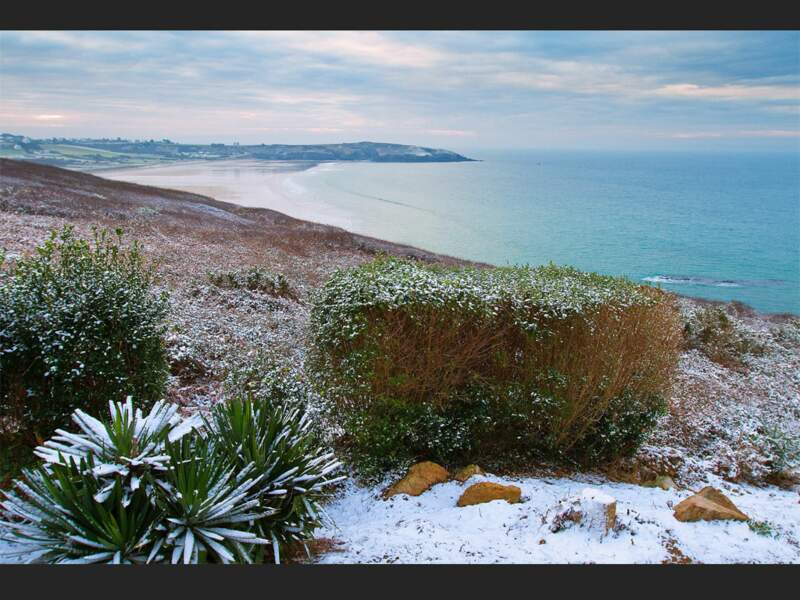 La baie de Douarnenez recouverte d'une fine couche de neige (Finistère, Bretagne).