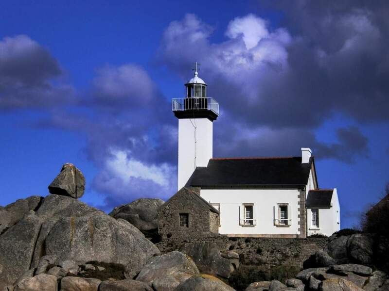 Le phare de Pontusval marque l’entrée dans la baie de Brignogan (Finistère, Bretagne).