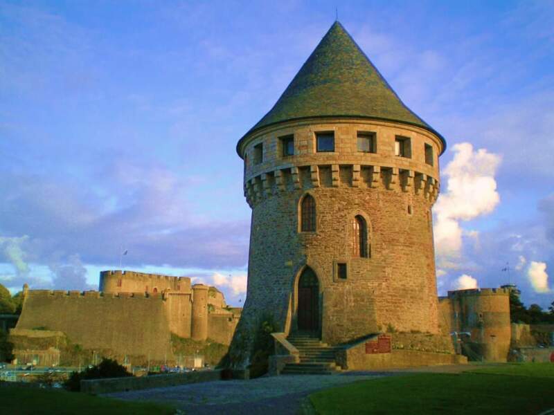 La tour Tanguy en face du château de Brest, dans le Finistère, en Bretagne. 