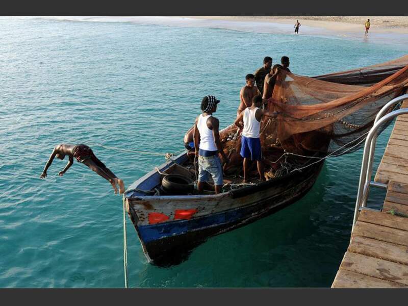 Un groupe de pêcheurs à Santa Maria, sur l'île de Sal, au Cap-Vert.