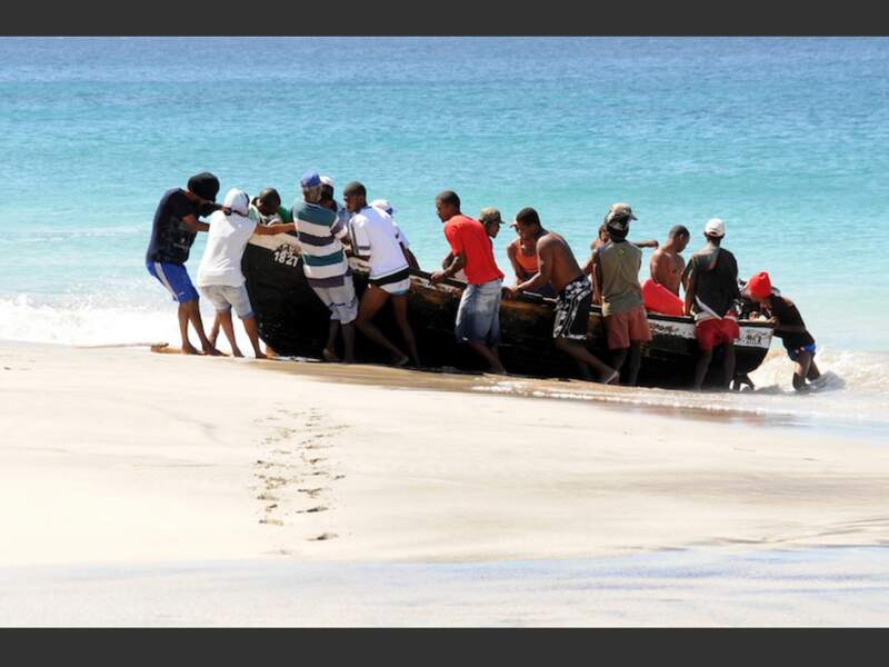 Le retour de pêche sur la plage de São Pedro (île São Vicente), au Cap-Vert.