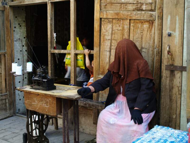 Femme ouïghoure voilée à Kashgar, en Chine