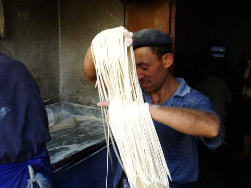 Vendeur de soupe de nouilles sur le marché de Kashgar, en Chine