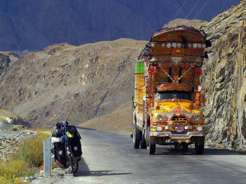 Camion coloré dans les montagnes du nord du Pakistan