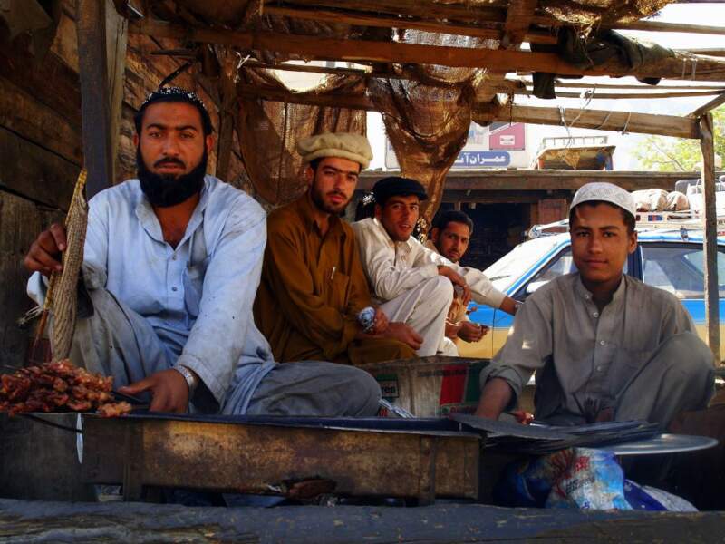 Vendeurs de brochettes dans la vallée de Naran, au nord du Pakistan